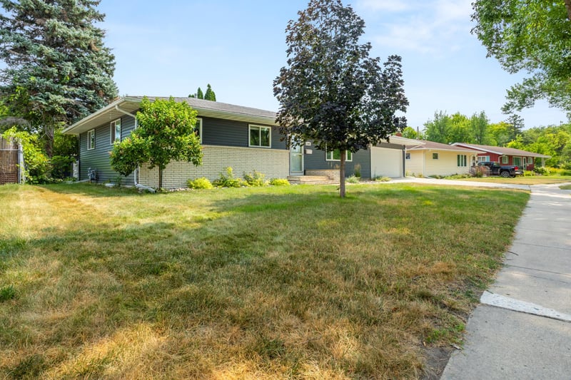 1108 S River Dr, Moorhead, MN 56560