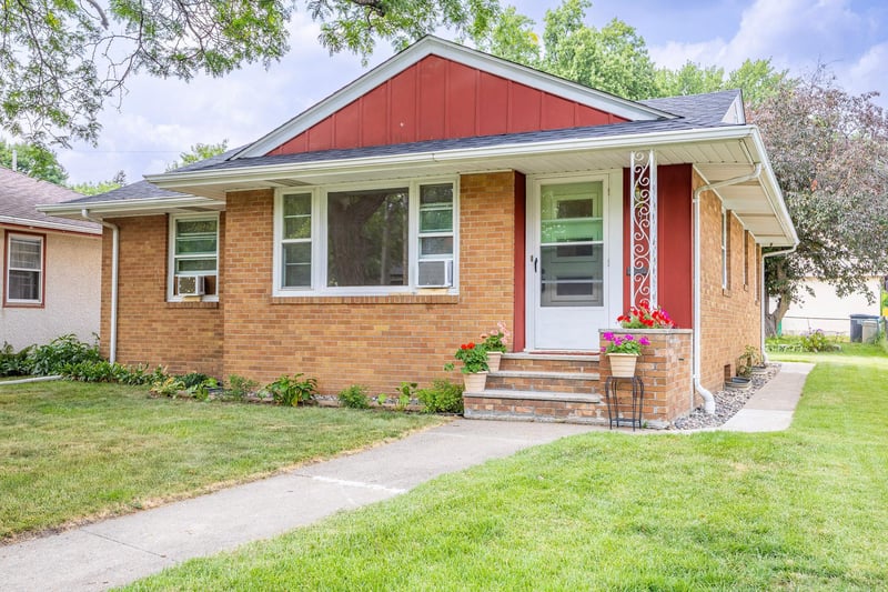591 36th Ave NE, Minneapolis, MN 55418