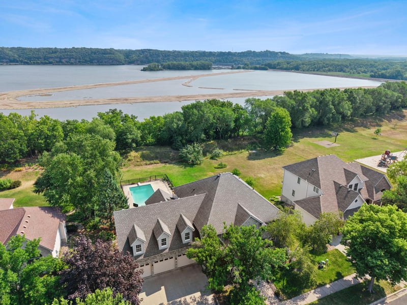 1484 Riverbluff Dr, Hastings, MN 55033