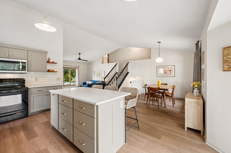1584 Lake Susan Hills Dr, Chanhassen, MN 55317