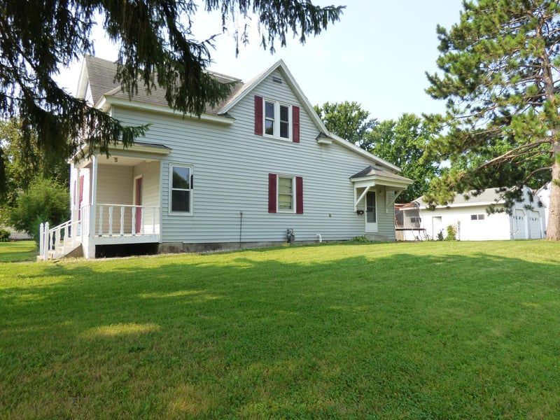 2 S Maple Ave, Le Center, MN 56057