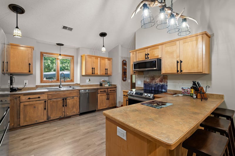 890 Saint Croix Trl, Taylors Falls, MN 55084