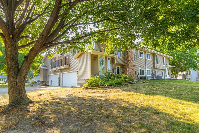 16211 Flagstaff Ct S, Lakeville, MN 55068