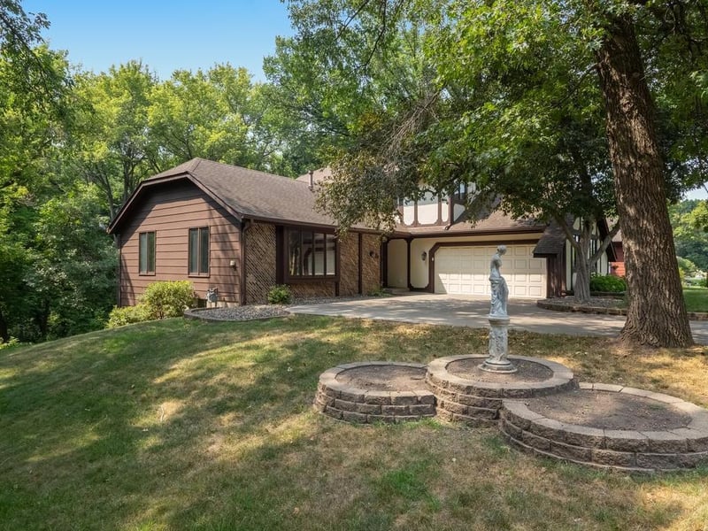 4563 Ches Mar Dr, Eagan, MN 55123