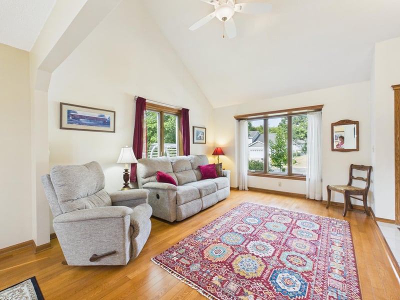 2194 Jennifer Ct, North Saint Paul, MN 55109