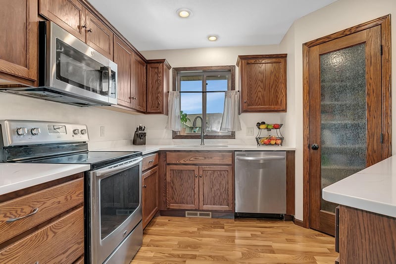 105 Estate Dr, Avon, MN 56310