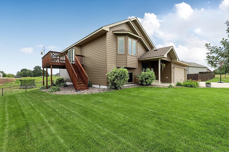 105 Estate Dr, Avon, MN 56310