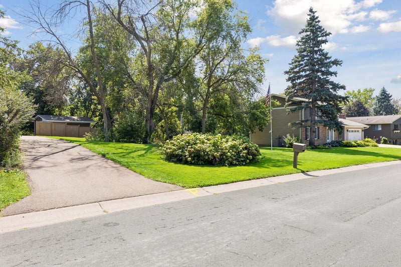 13705 Timber Crest Dr, Maple Grove, MN 55311