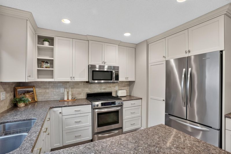 8412 Hiawatha Ave, Eden Prairie, MN 55347