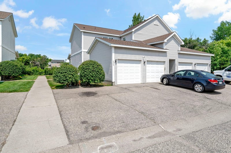 2935 Hemingway Dr, Chaska, MN 55318