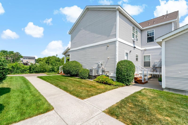 2935 Hemingway Dr, Chaska, MN 55318
