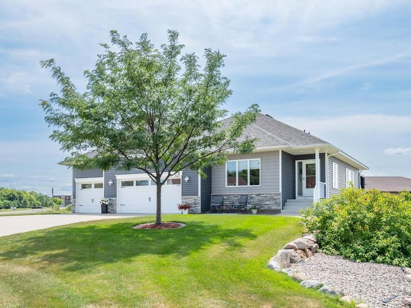 1290 Parkview Ct, Shakopee, MN 55379