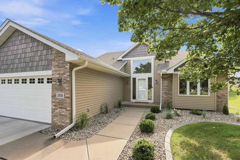 1315 Oakwood Ln, Hanover, MN 55341