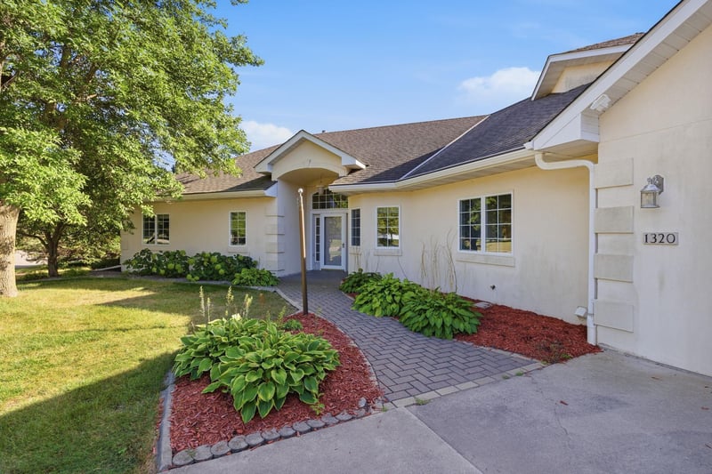 1320 Heritage Ave NW, Hutchinson, MN 55350