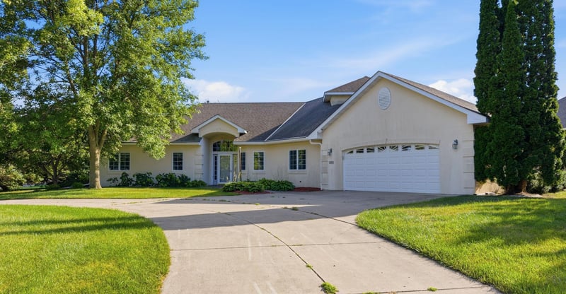 1320 Heritage Ave NW, Hutchinson, MN 55350