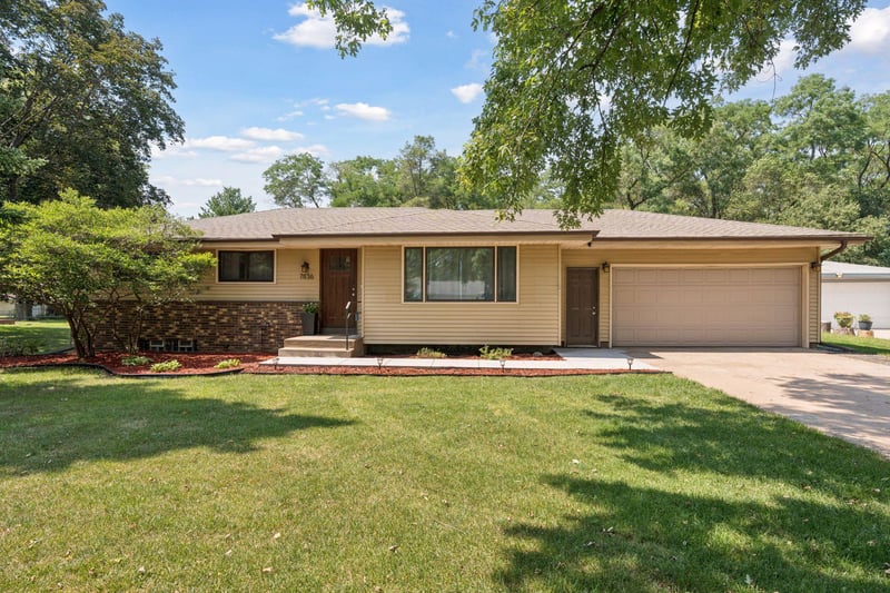 7836 Woodlawn Dr, Mounds View, MN 55112