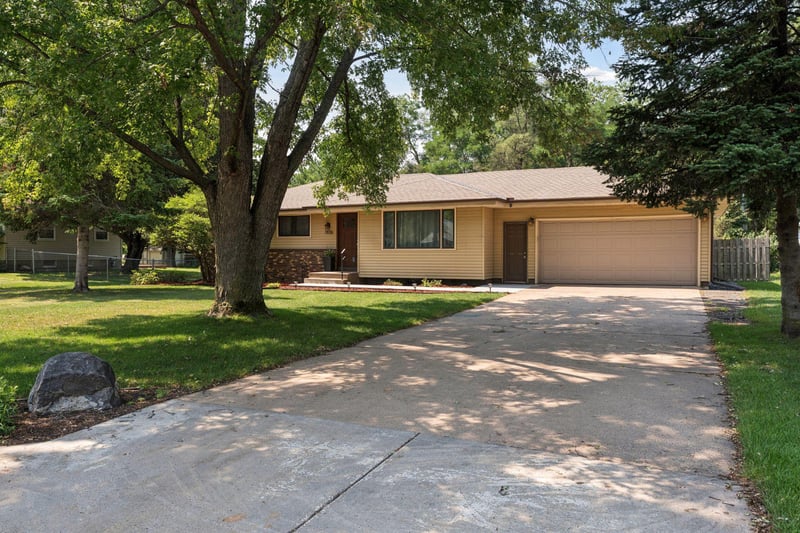 7836 Woodlawn Dr, Mounds View, MN 55112