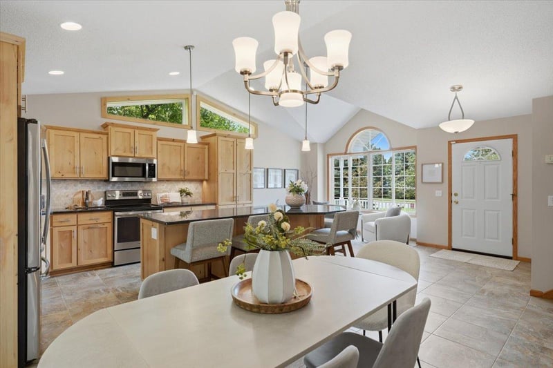 1039 Heather Dr, Woodbury, MN 55129