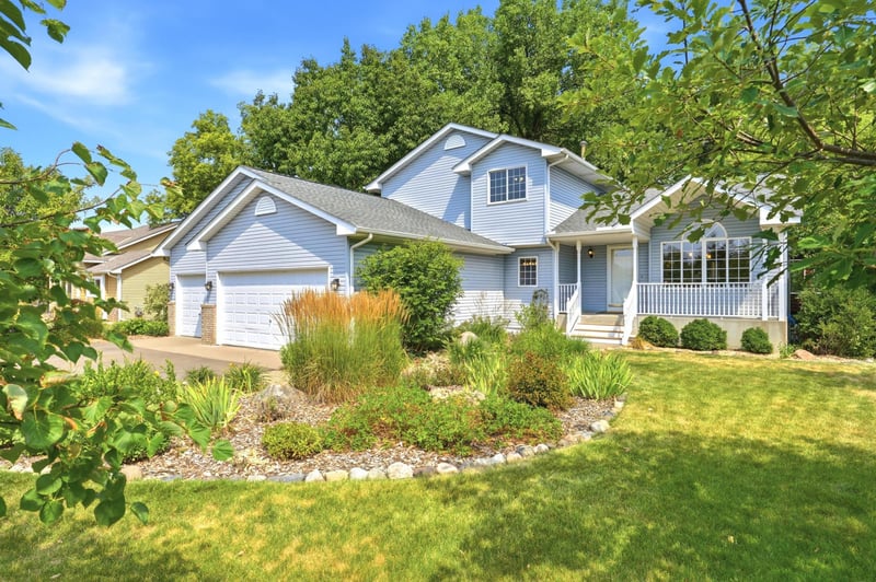 1039 Heather Dr, Woodbury, MN 55129