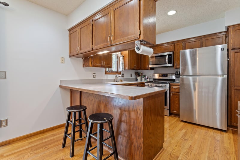 4263 Sun Cliff Rd, Eagan, MN 55122