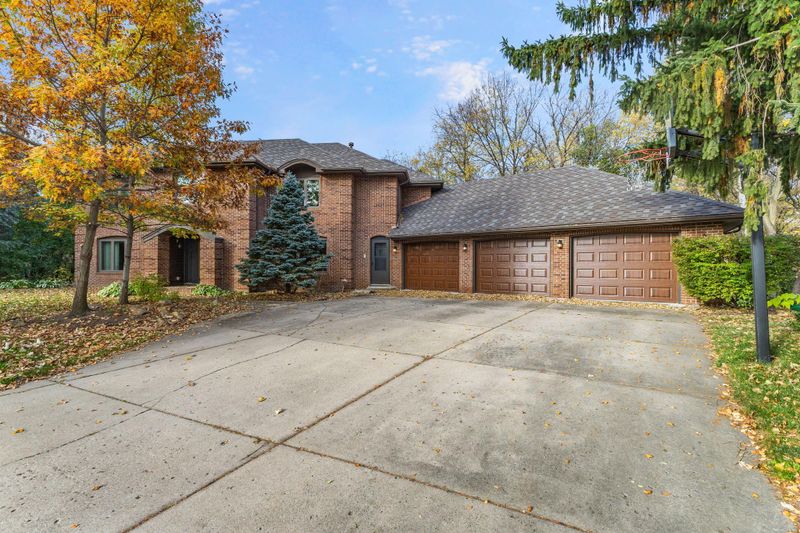9581 Oxborough Curve, Bloomington, MN 55437
