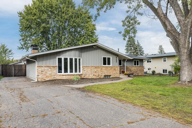 6208 81st Ave N, Brooklyn Park, MN 55443