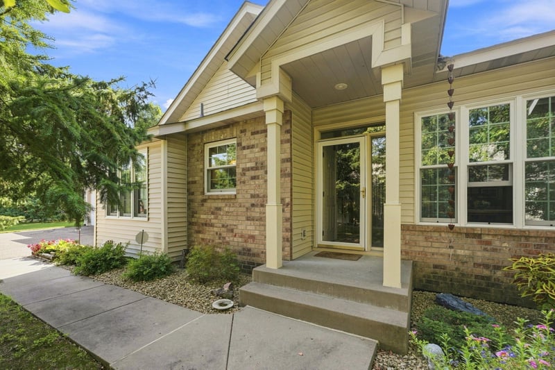 132 Wedgewood Ct, Mahtomedi, MN 55115
