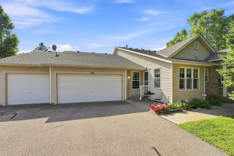 132 Wedgewood Ct, Mahtomedi, MN 55115
