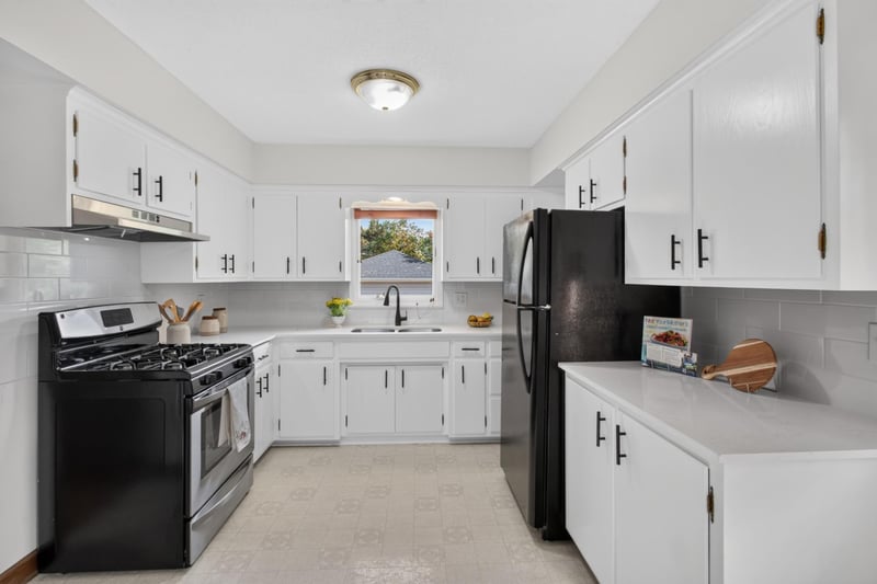 1212 Sugar Ln, Chaska, MN 55318