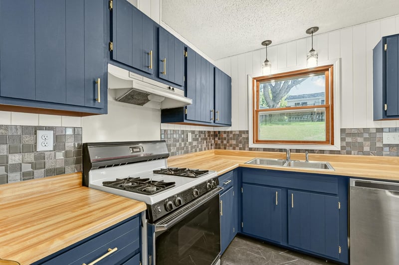 709 37th St SW, Rochester, MN 55902