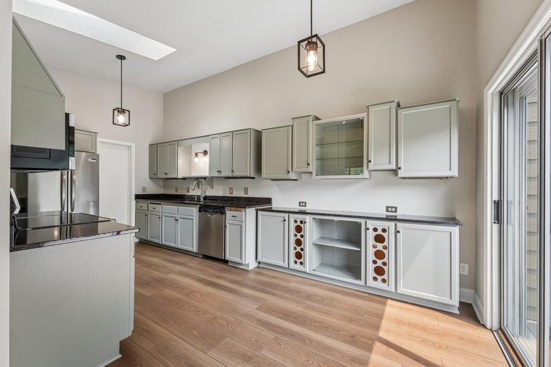 2301 Mailand Rd E, Maplewood, MN 55119