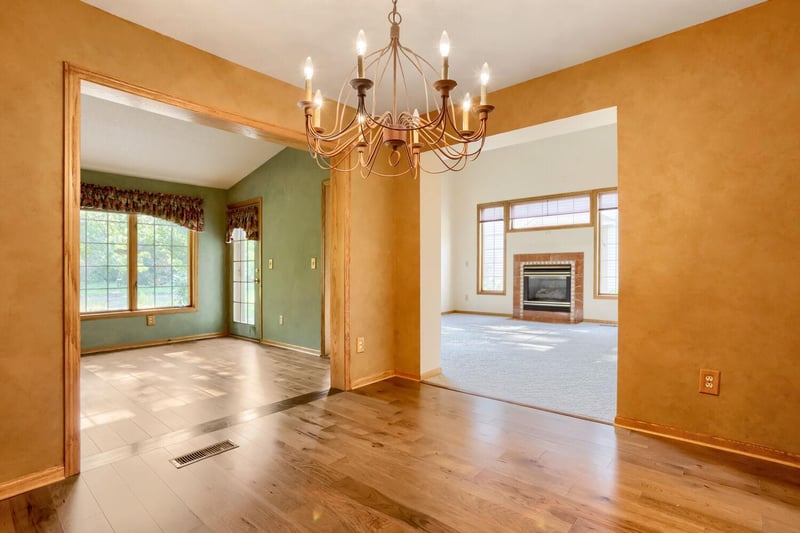 1896 Beebe Rd, Maplewood, MN 55109