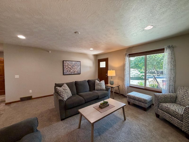 104 W Barck Ave, Luverne, MN 56156
