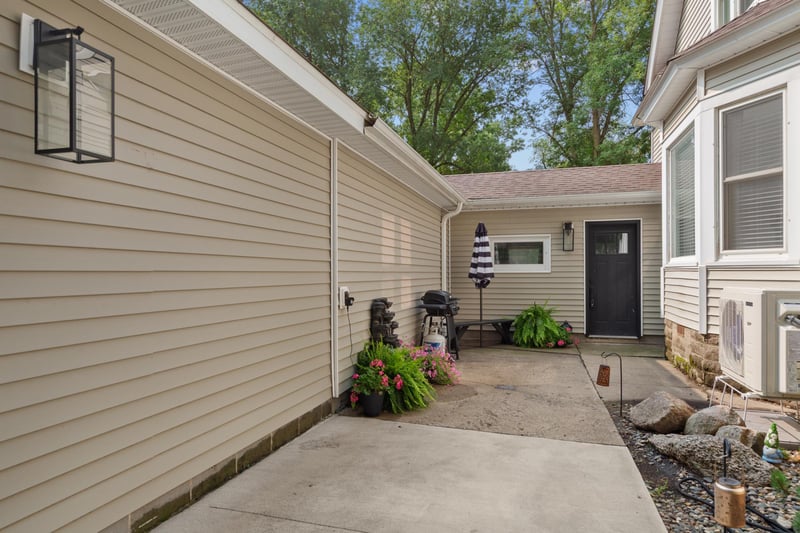 308 1st St NW, New Richland, MN 56072