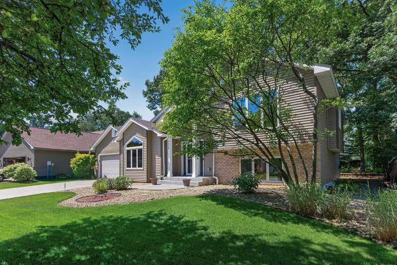 4668 Hale Ave N, Oakdale, MN 55128