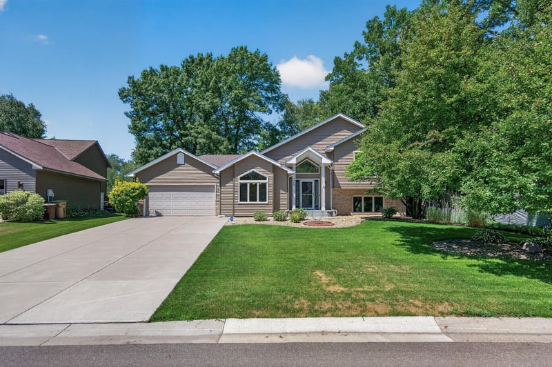 4668 Hale Ave N, Oakdale, MN 55128
