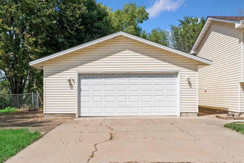 6771 Maple Dr, Rockford, MN 55373