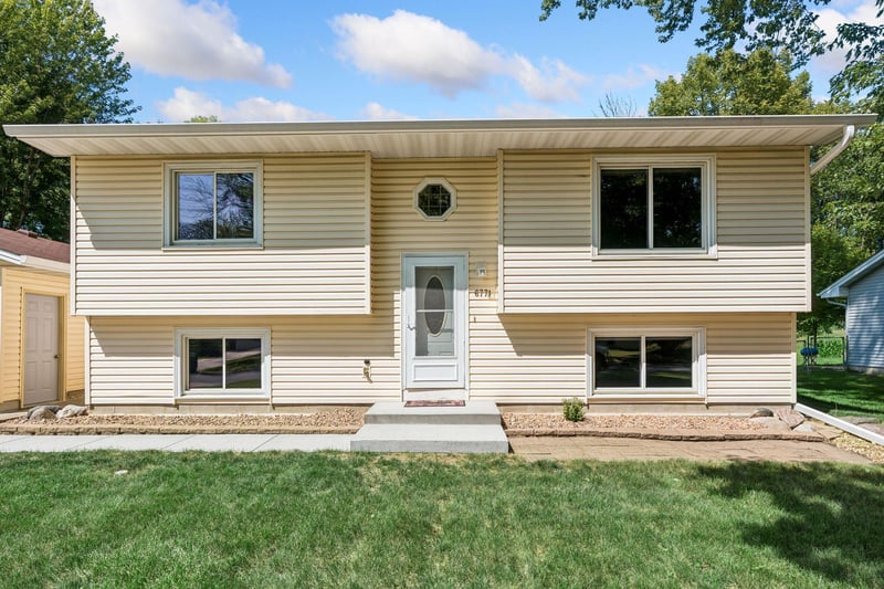6771 Maple Dr, Rockford, MN 55373