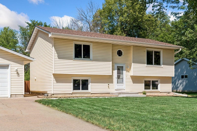 6771 Maple Dr, Rockford, MN 55373