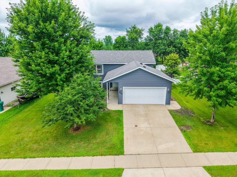 809 10th St NW, Kasson, MN 55944
