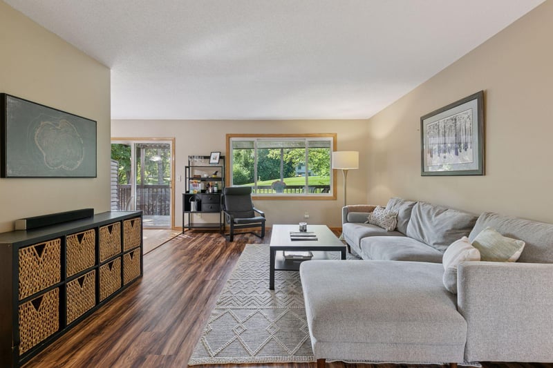 146 River Woods Ln, Burnsville, MN 55337