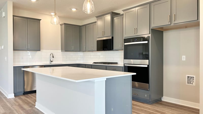 2147 Bluff Heights Dr, Shakopee, MN 55379