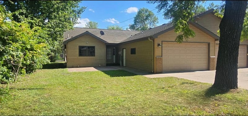 13 E 3rd St, Morris, MN 56267
