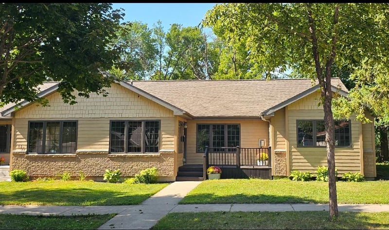 13 E 3rd St, Morris, MN 56267