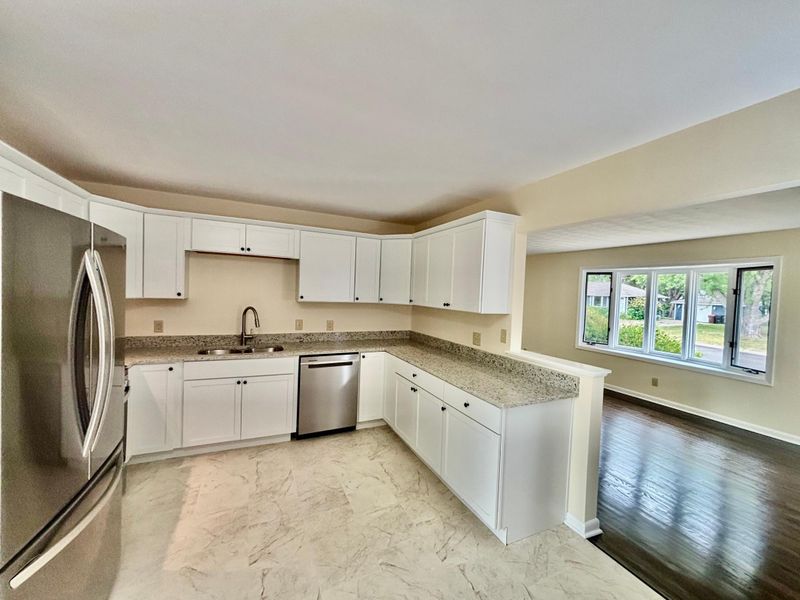 2021 Chambers St, Maplewood, MN 55109