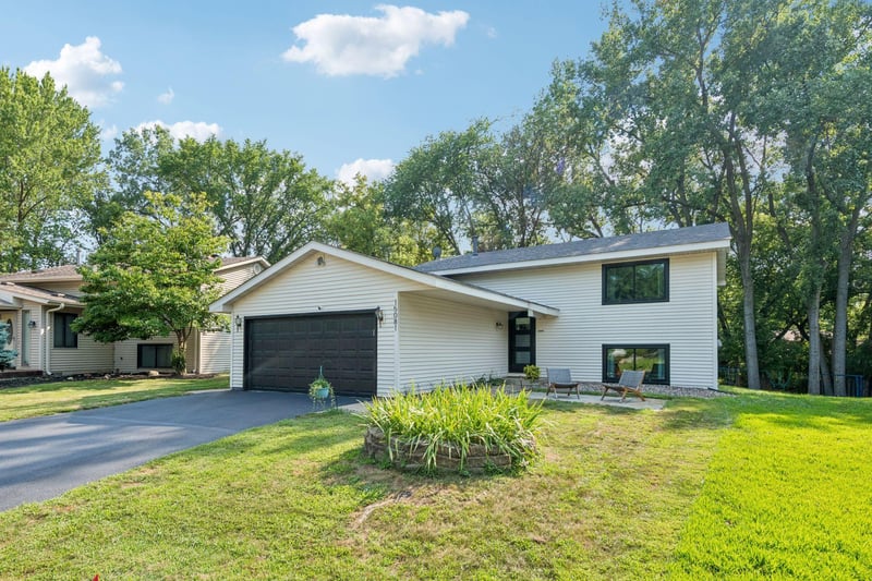 15081 Summerhill Dr, Eden Prairie, MN 55346