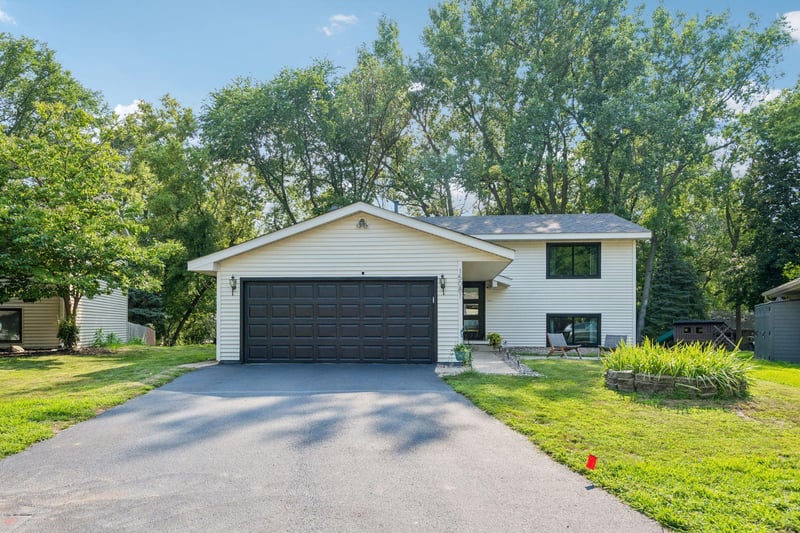 15081 Summerhill Dr, Eden Prairie, MN 55346