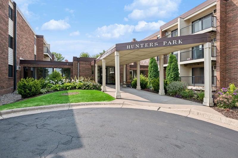 4 Pine Tree Dr #215, Arden Hills, MN 55112