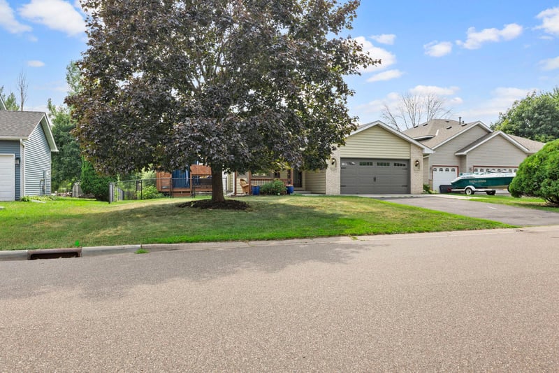 7419 52nd St N, Oakdale, MN 55128