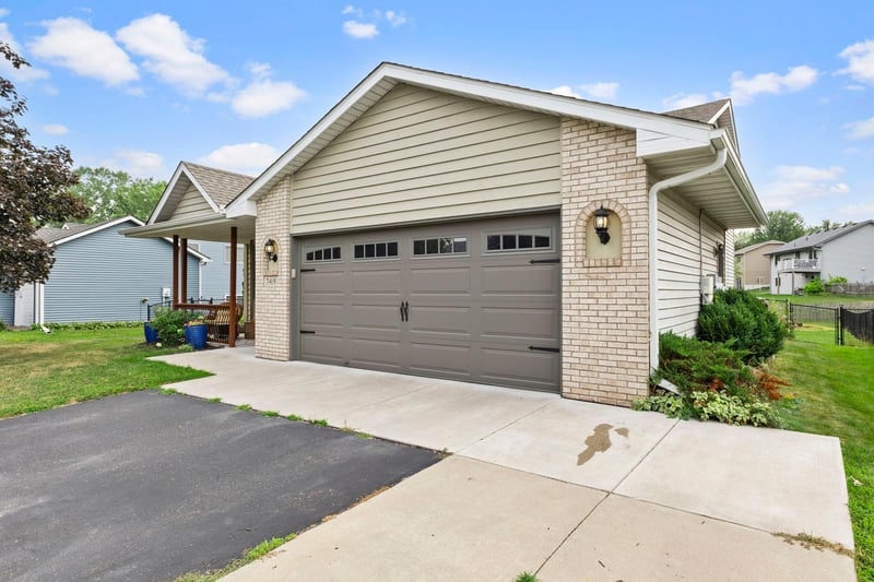 7419 52nd St N, Oakdale, MN 55128
